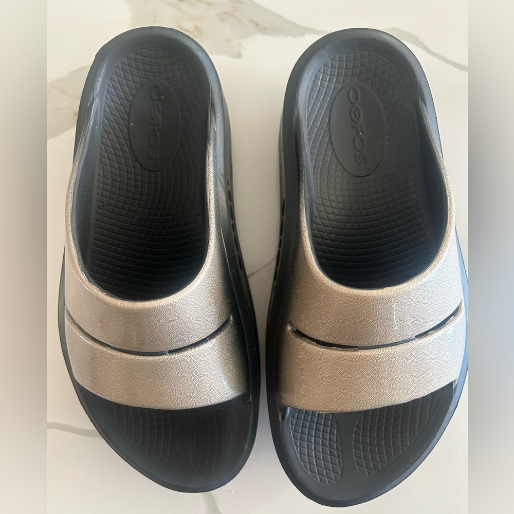 OOFOS OOahh Luxe Slides- Latte Metallic- Slip on Recovery Slides- Women’s 5 - Picture 3 of 6